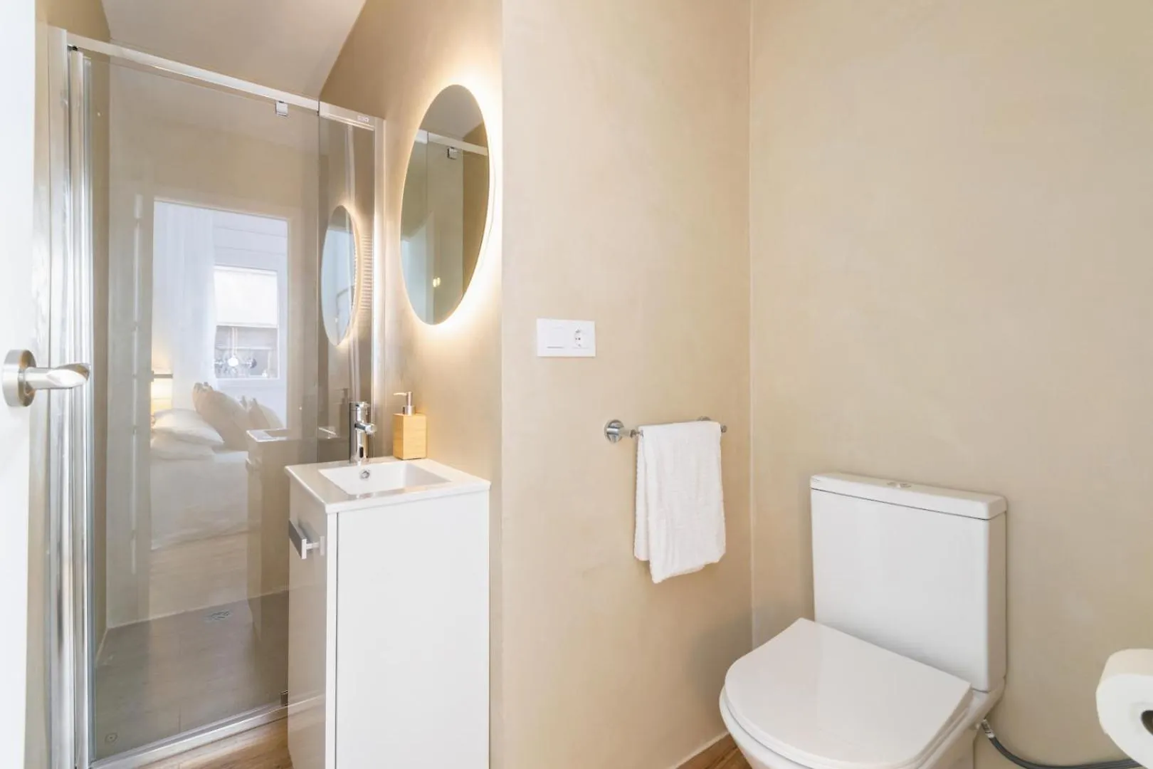 Livinn House - Self Check In L'Hospitalet de Llobregat Hotel