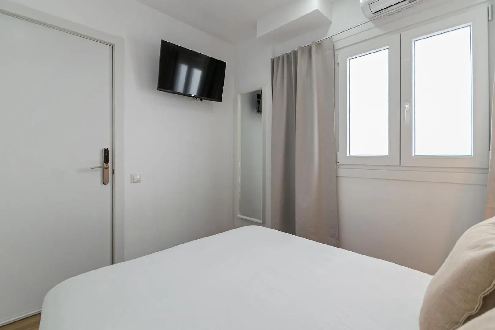 Livinn House - Self Check In L'Hospitalet de Llobregat Hotel